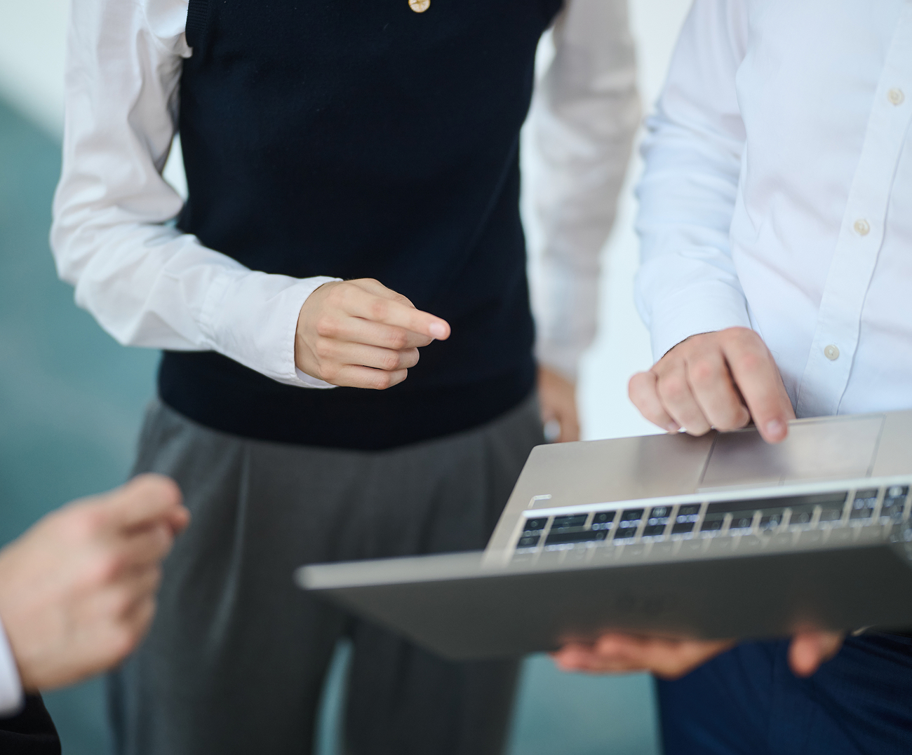 Préparation d'une présentation d'événement sur ordinateur portable
